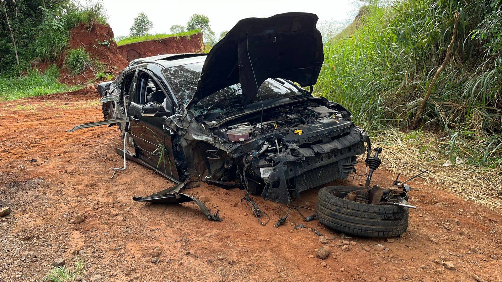 Carro fica totalmente destruído após saída de pista na PR-573, entre Corbélia e Braganey