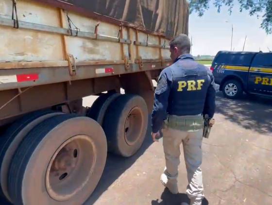 PRF flagra carreta sem freios e com pneus "no arame" em Santa Terezinha do Itaipu