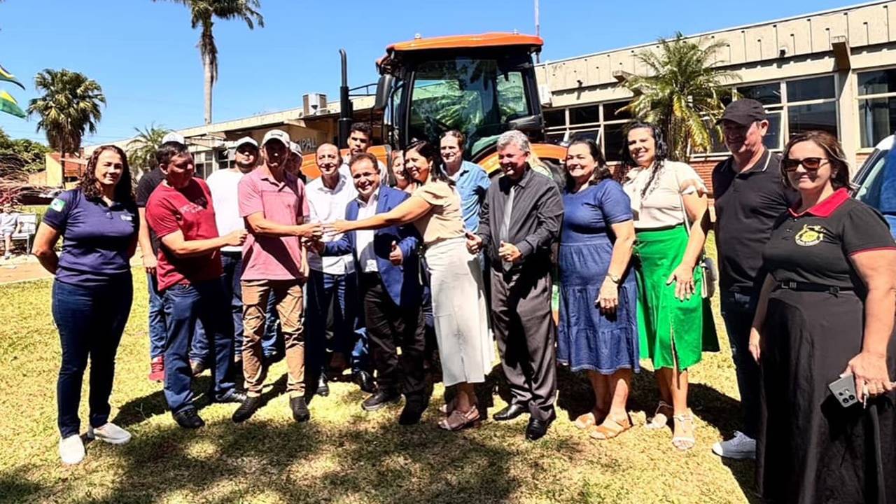 Nova Aurora recebe trator e veículo em investimento para o campo e educação