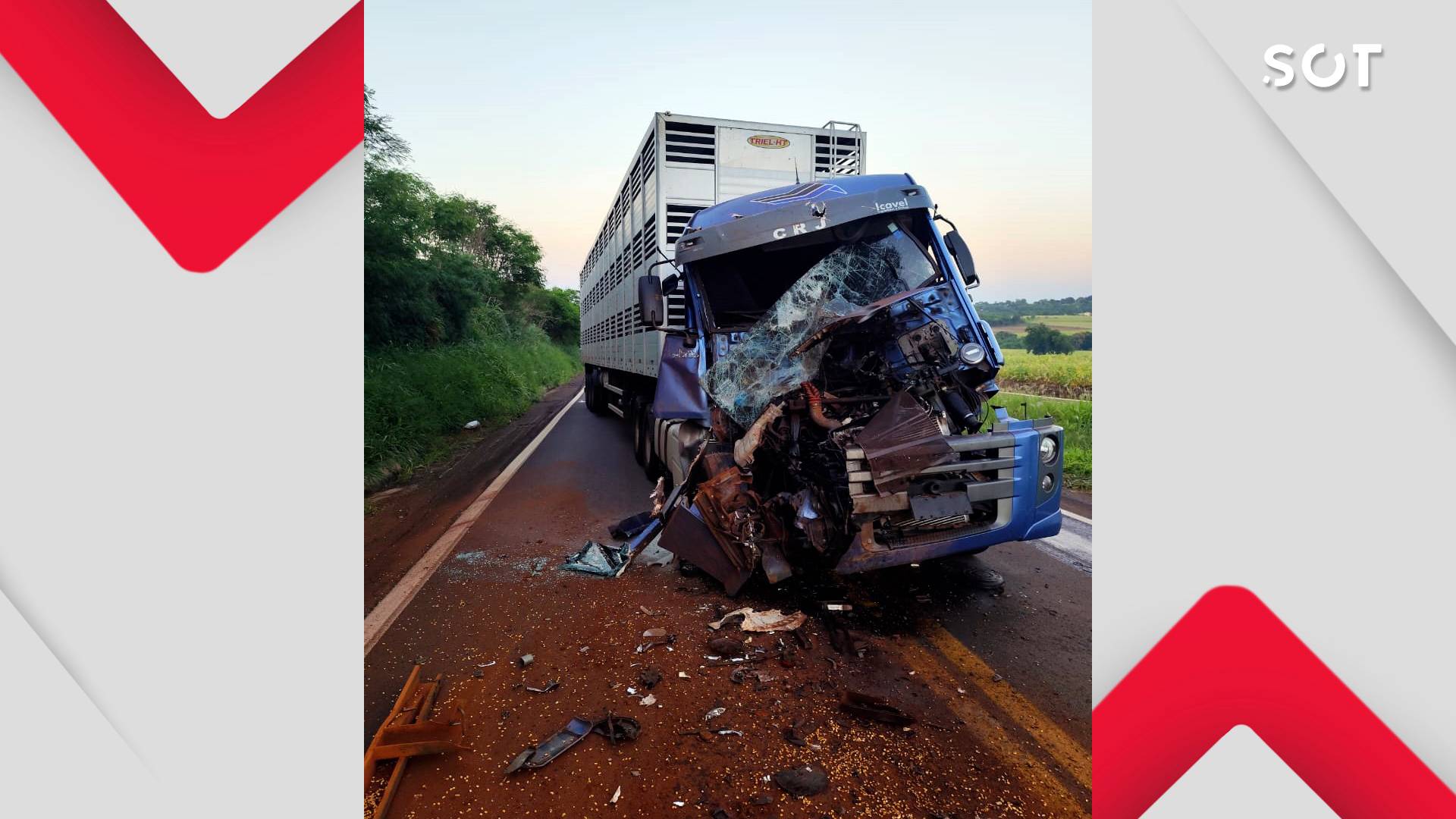 Colisão entre caminhões é registrada na PR-317, no trecho que liga São Clemente a Santa Helena