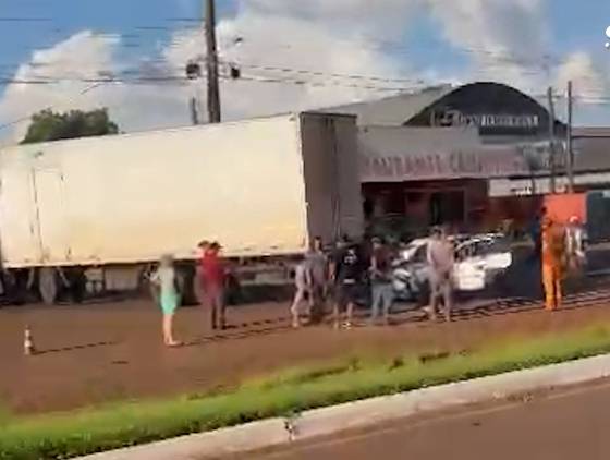 Mulher fica ferida em colisão na Marginal da BR-277 em Santa Tereza do Oeste