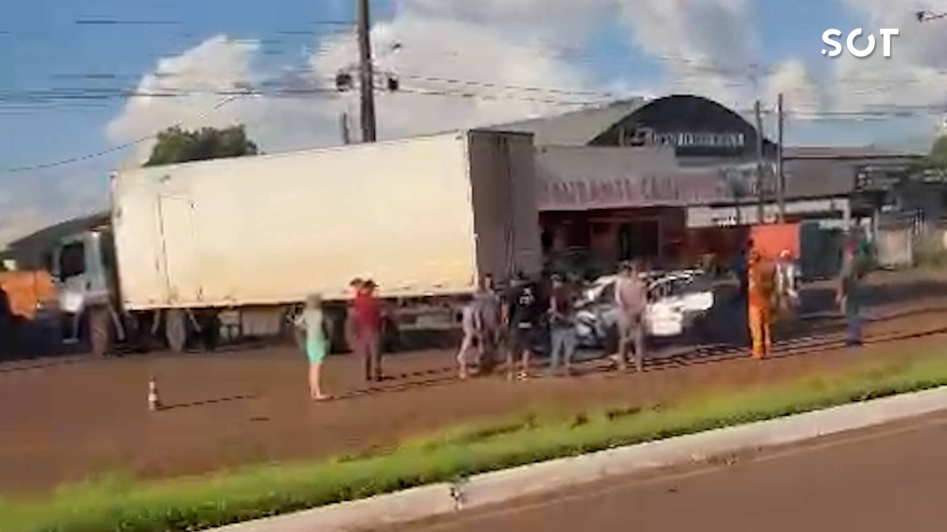 Mulher fica ferida em colisão na Marginal da BR-277 em Santa Tereza do Oeste