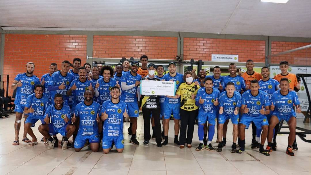 Sicoob Credicapital entrega cheque da premiação da Copa do Brasil para o FC Cascavel