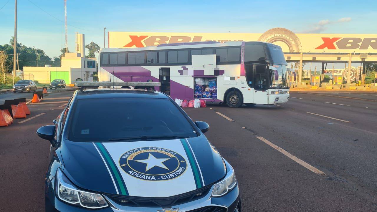 Ação da Receita Federal resulta na apreensão de dois ônibus com 700 mil reais em mercadorias ilegais