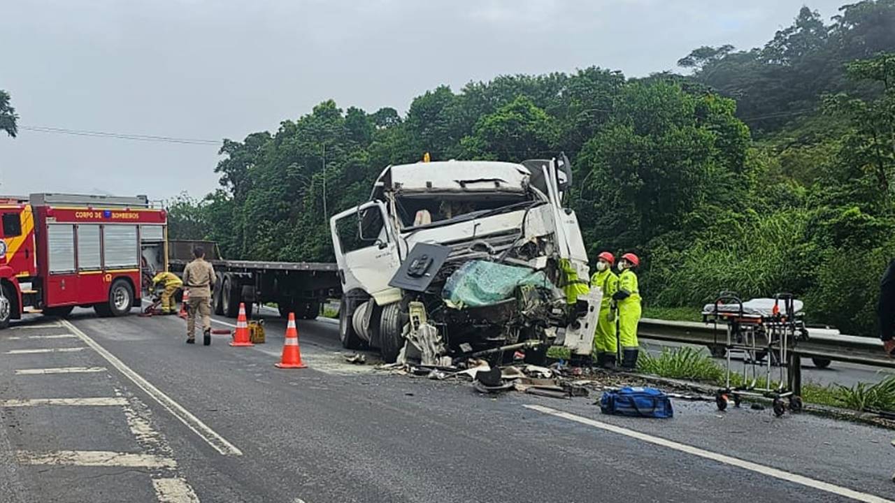 Grave acidente interdita BR-277 em Paranaguá; O caminhão ficou com cabine destruída