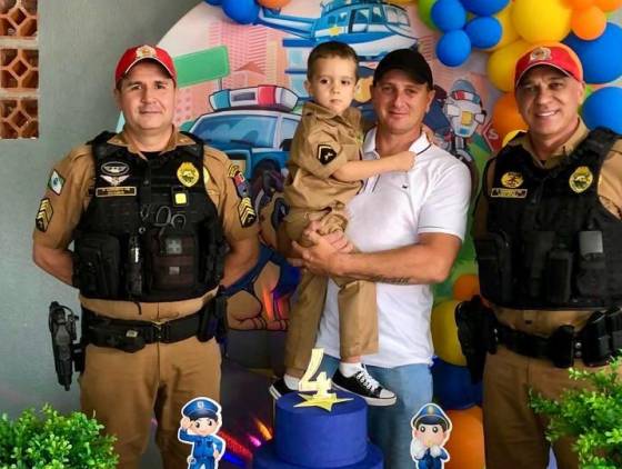Policiais Militares prestigiam aniversário de menino de 4 anos em Santa Helena