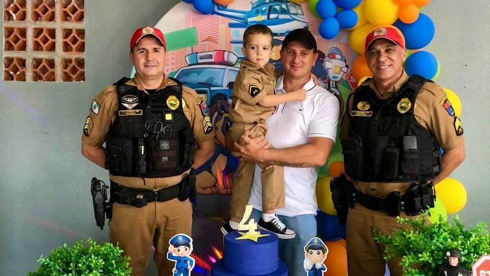 Policiais Militares prestigiam aniversário de menino de 4 anos em Santa Helena