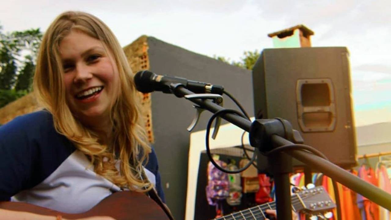 Cantora cascavelense teve mais de 1 milhão de views com música da quarentena: “Pausa”