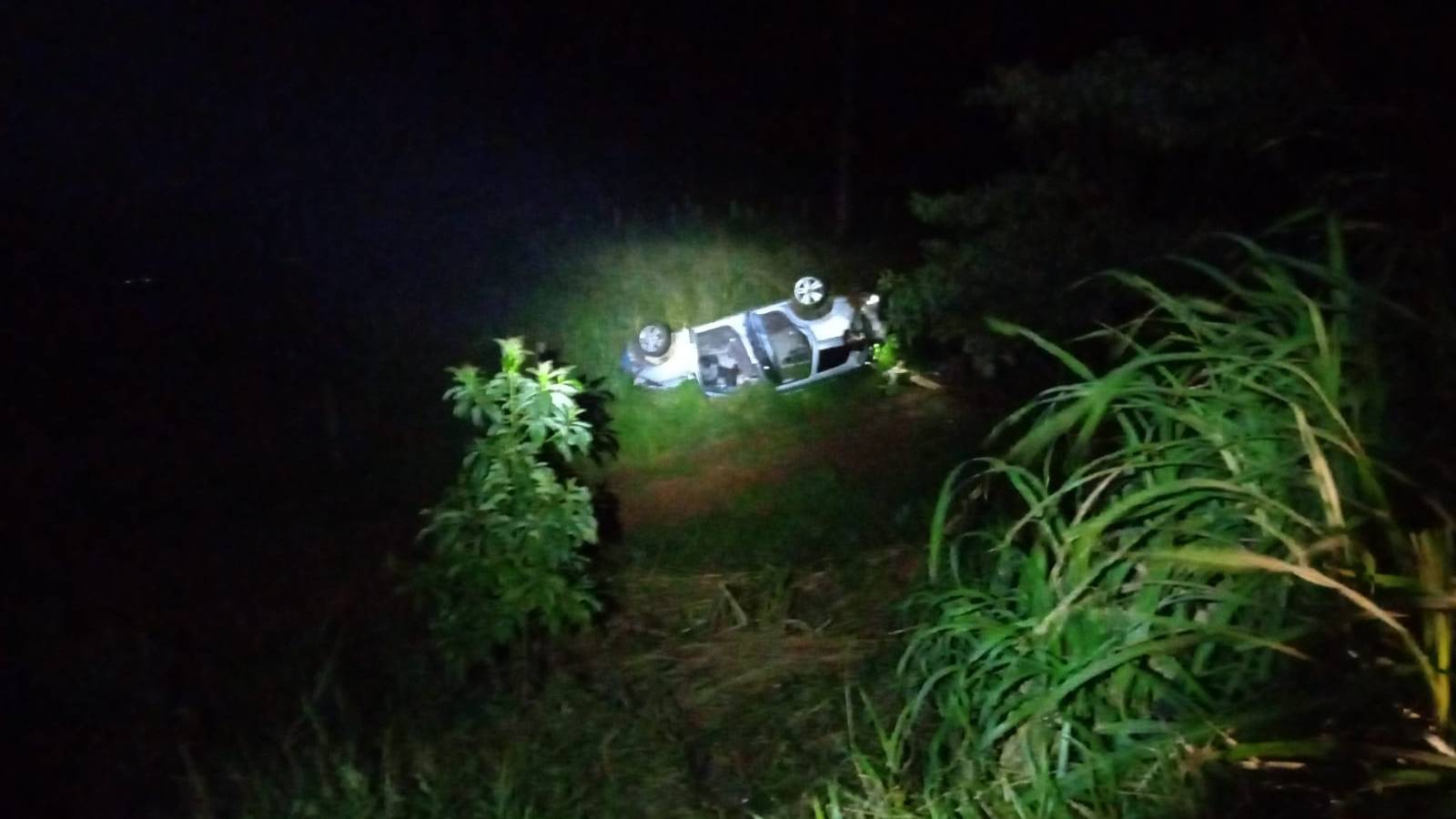 Carro sai da pista e capota após colisão na BR-376 em Ponta Grossa