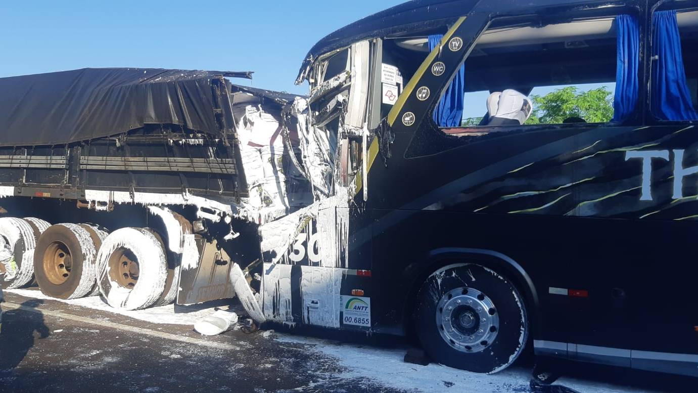 Grave acidente entre ônibus e caminhão deixa uma vítima fatal e 13 feridos na BR-369 em Corbélia