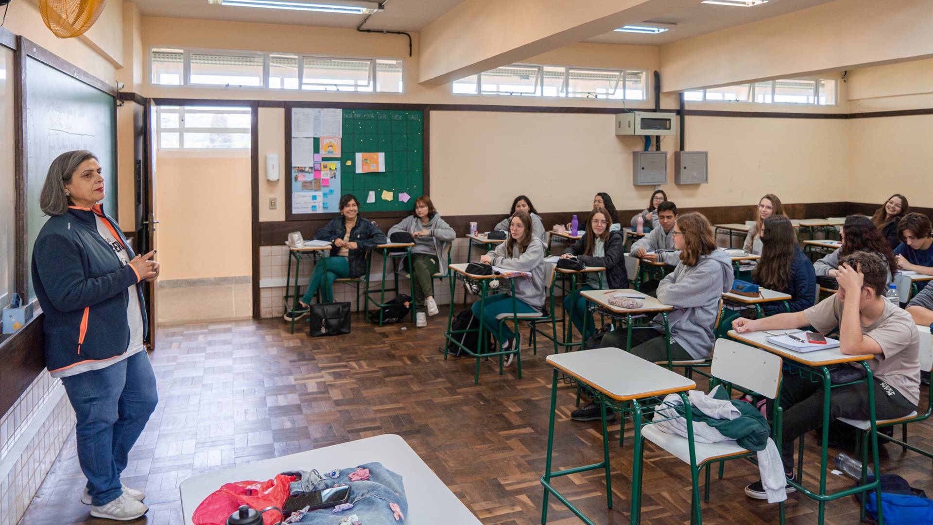 Secretaria da Educação estabelece novos critérios para uso de celular nas escolas