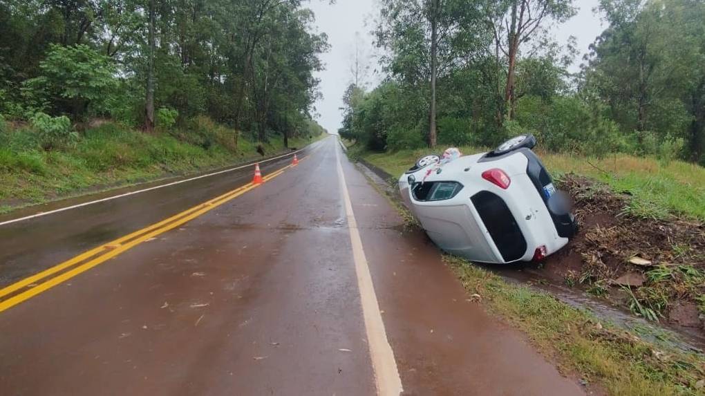 Kwid sai da pista e tomba em canaleta na PR-486 em Cascavel