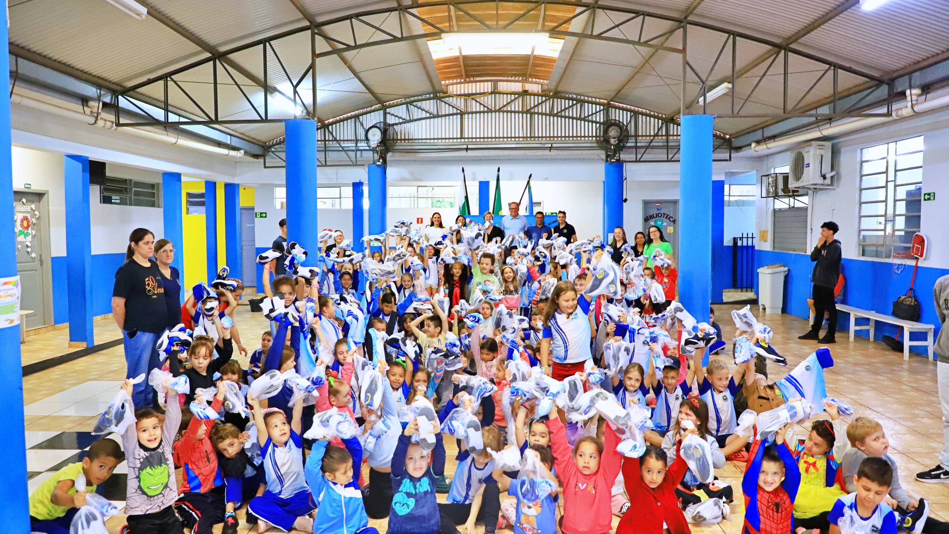 Alunos da rede municipal de Itaipulândia recebem uniformes e tênis da Administração Municipal