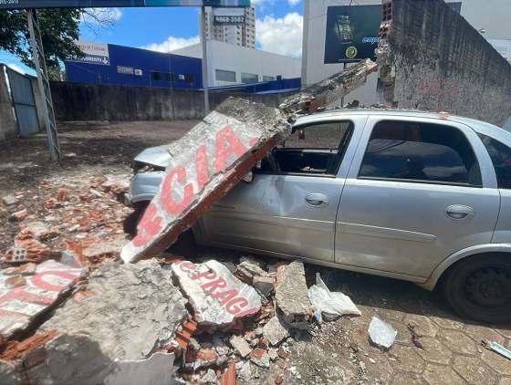 Carro invade imóvel após forte colisão de trânsito no centro de Cascavel