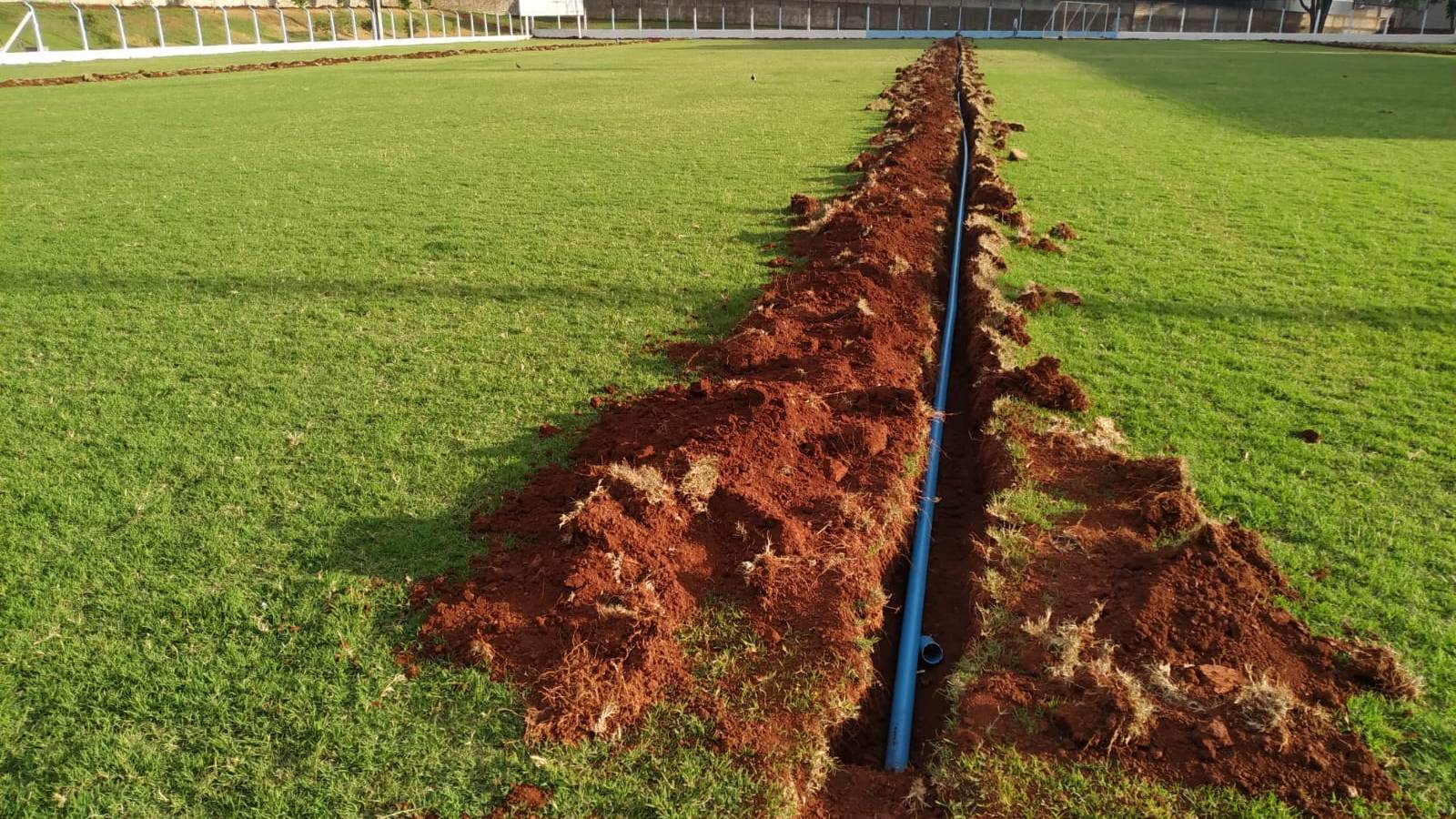 Cafelândia: Estádio Djalma Pina da Silva recebe irrigação automática no campo de futebol