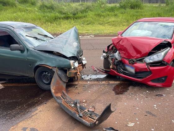 Mulher fica presa às ferragens após forte colisão frontal na marginal da PRC-467 em Cascavel