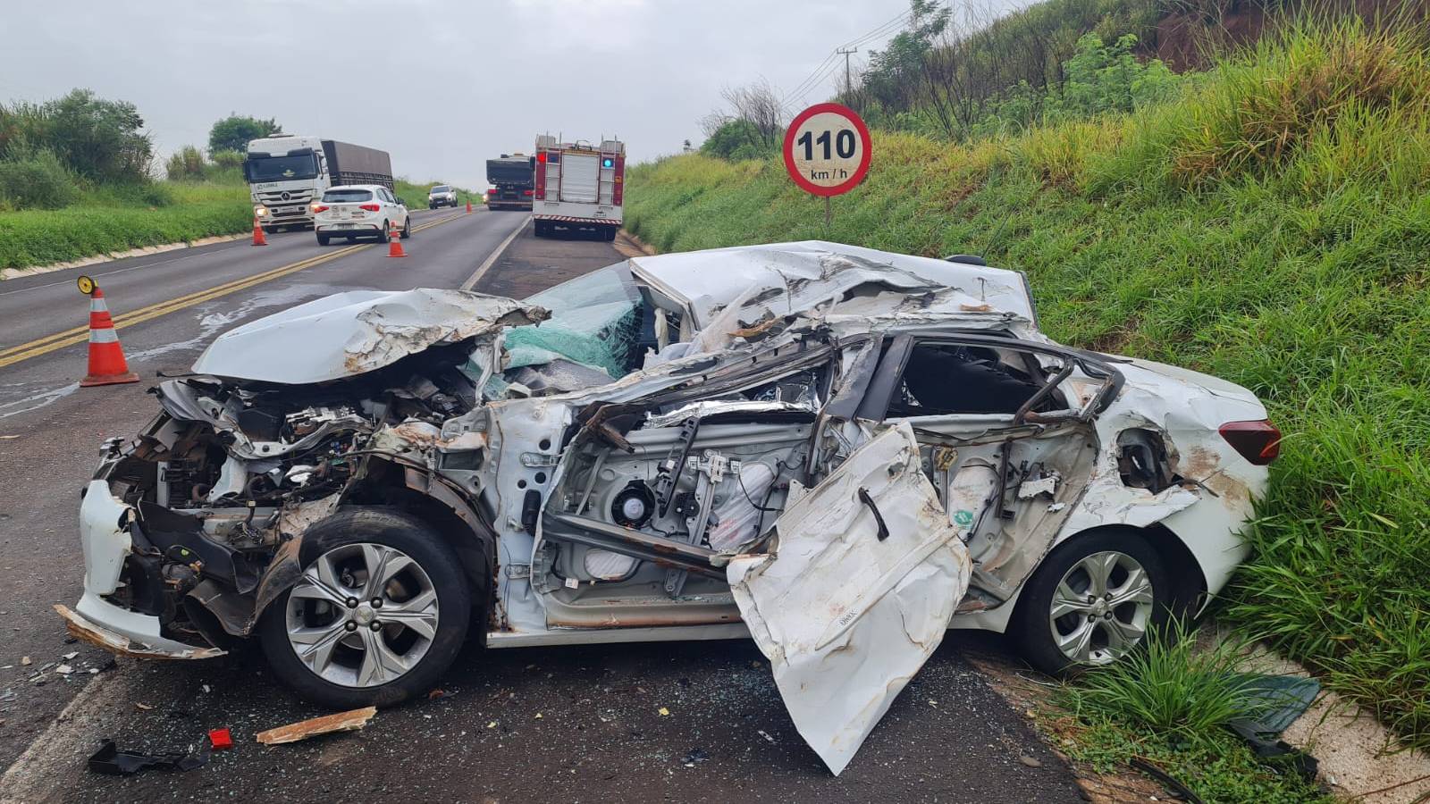 Motorista de 36 anos morre em violenta colisão com ônibus na BR-376 no Paraná