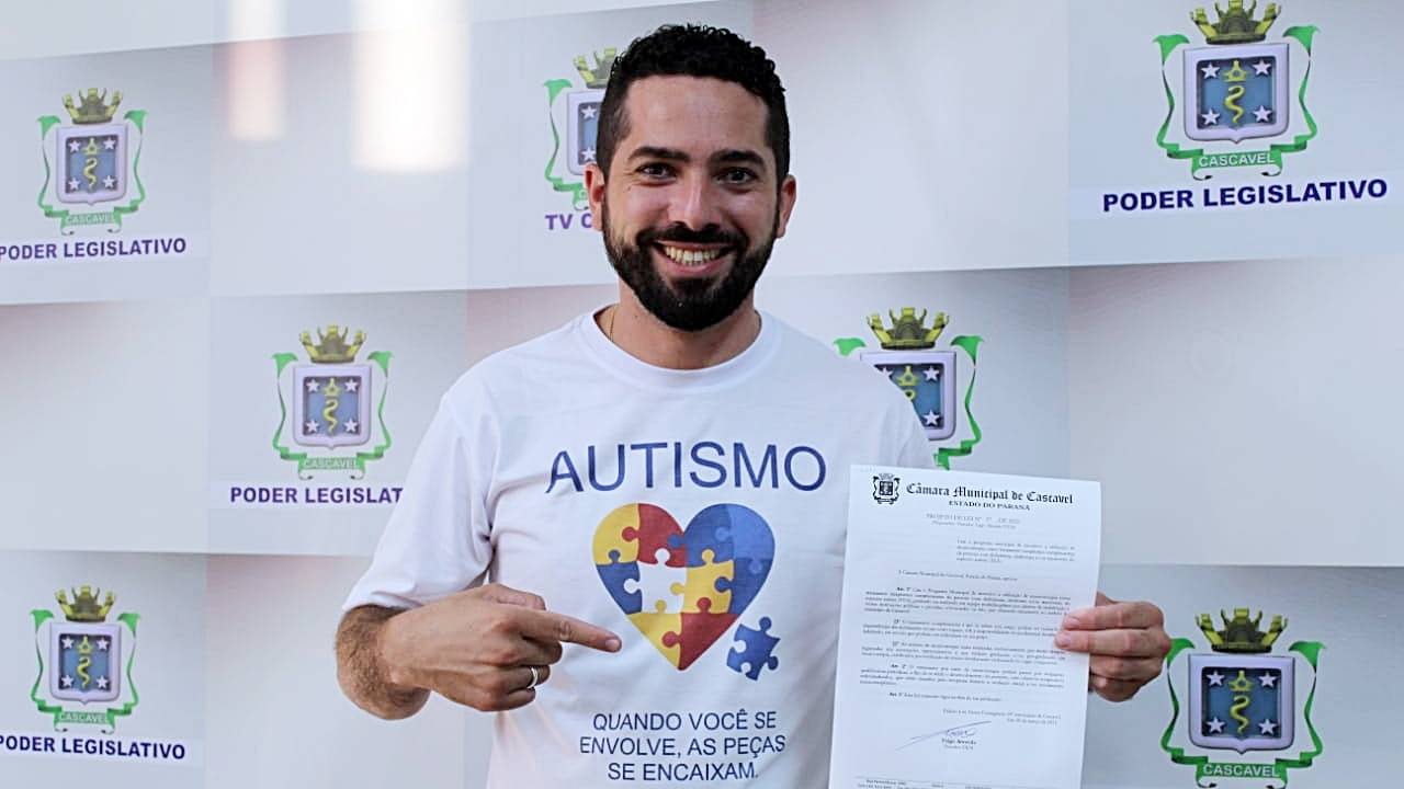 Abril Azul: Tiago Almeida propõe musicoterapia como tratamento para autistas