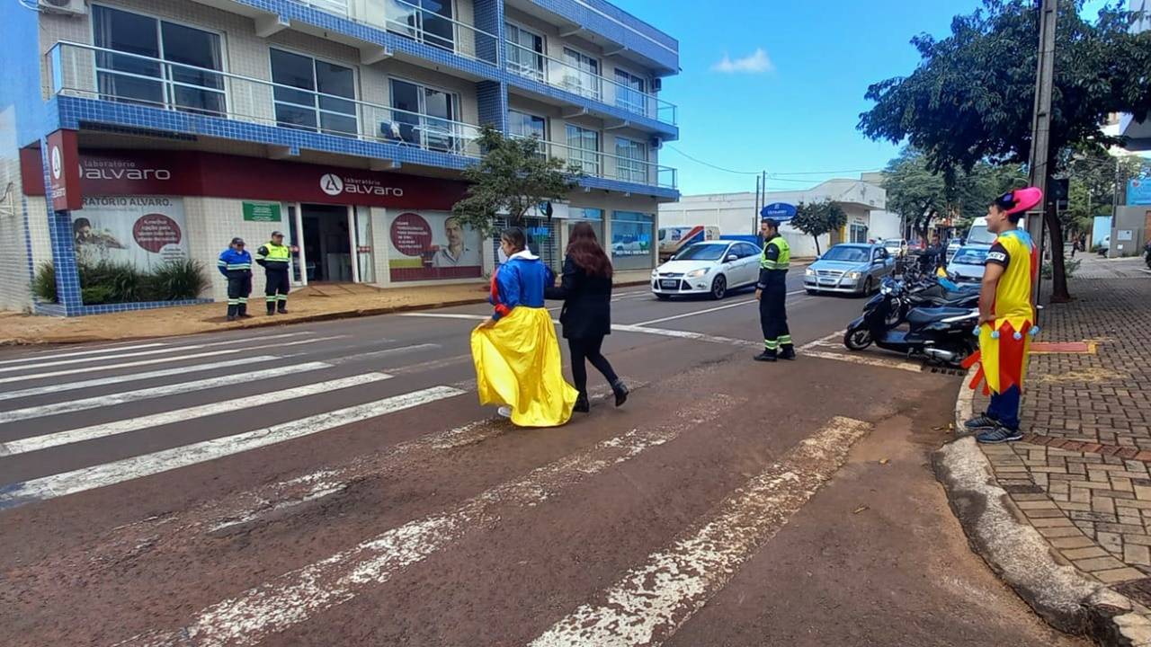 Maio Amarelo: Bobo da Corte e Branca de Neve "convidam" condutores a dar a preferência aos pedestres