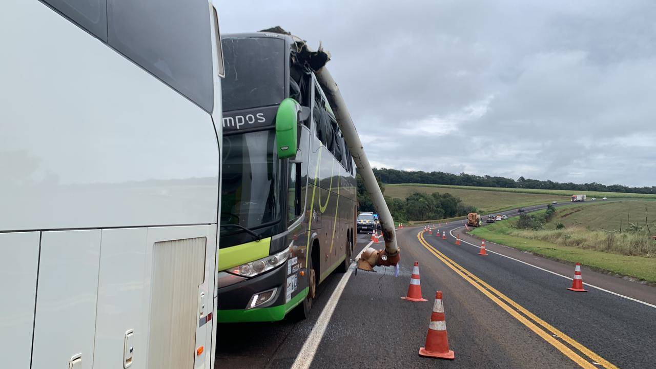 Três pessoas ficam feridas após peça de caminhão atingir ônibus na BR-277 em Cascavel