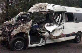 Sete professores morrem em grave colisão entre van e caminhão na BR-376