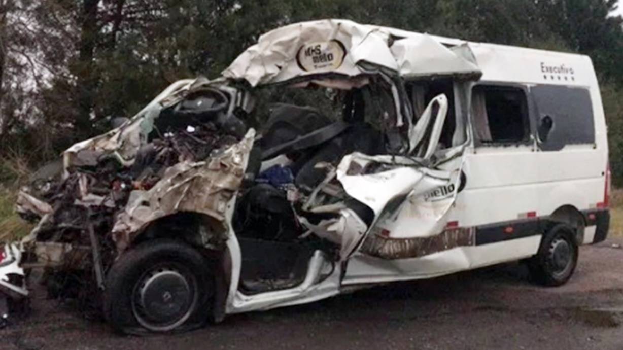 Sete professores morrem em grave colisão entre van e caminhão na BR-376