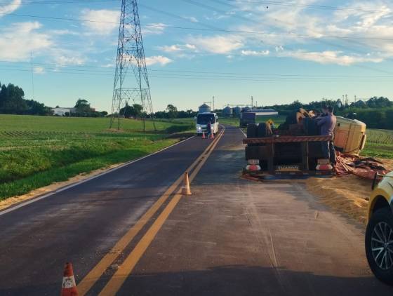 Caminhão tomba na PR-488 em Céu Azul, deixando motorista ferido