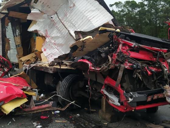 Colisão entre caminhões causa lentidão na BR-376 em Guaratuba