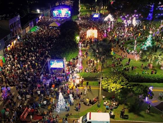 Milhares de pessoas se encantam com show de Simone Mendes em Itaipulândia