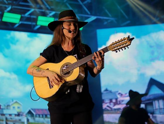 Com um show que durou aproximadamente 3 horas, Bruna Viola faz a festa nos 32 anos de Itaipulândia