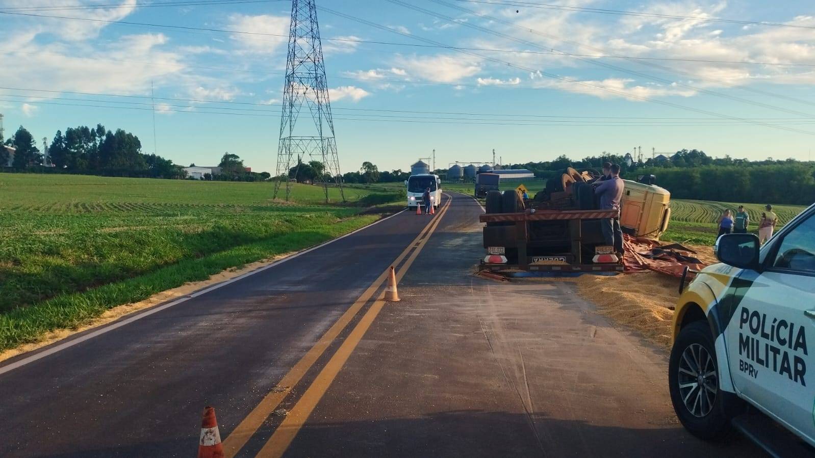 Caminhão tomba na PR-488 em Céu Azul, deixando motorista ferido