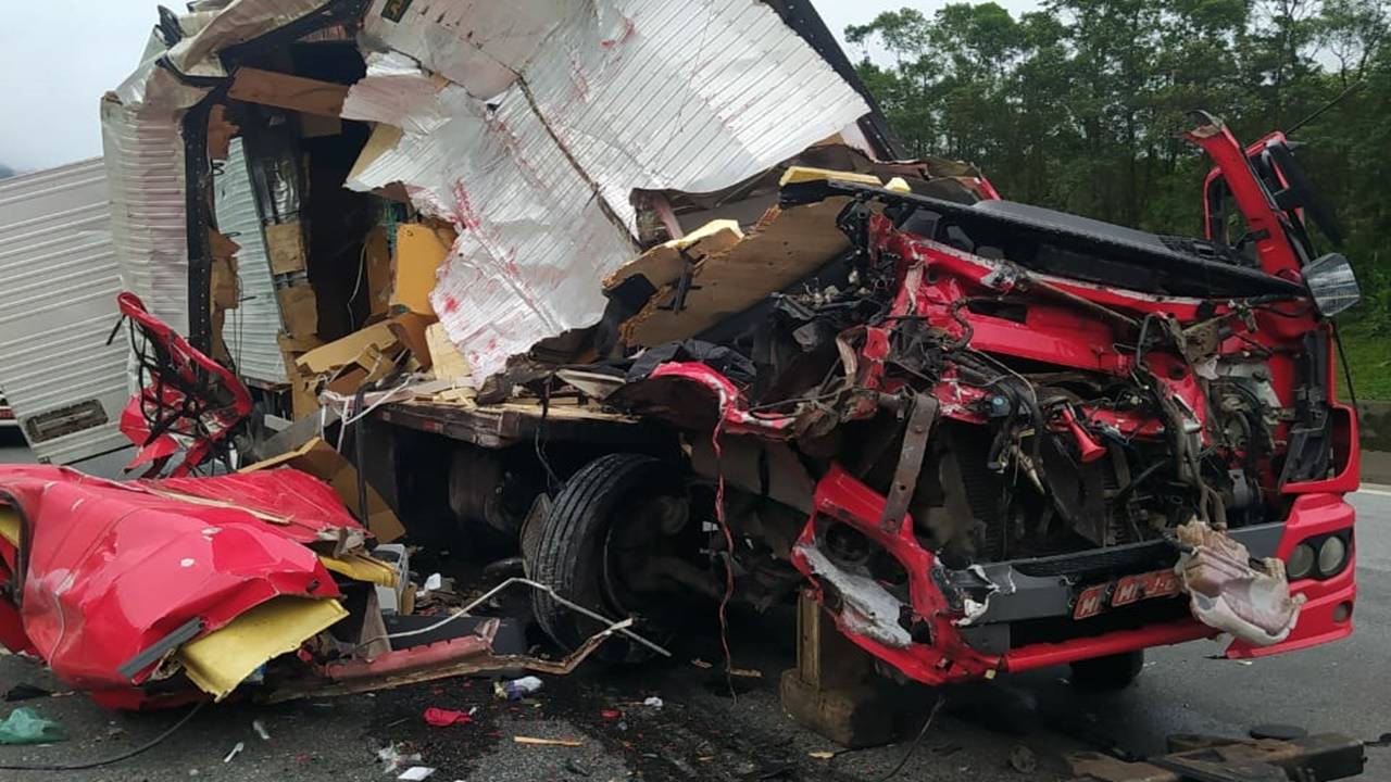 Colisão entre caminhões causa lentidão na BR-376 em Guaratuba