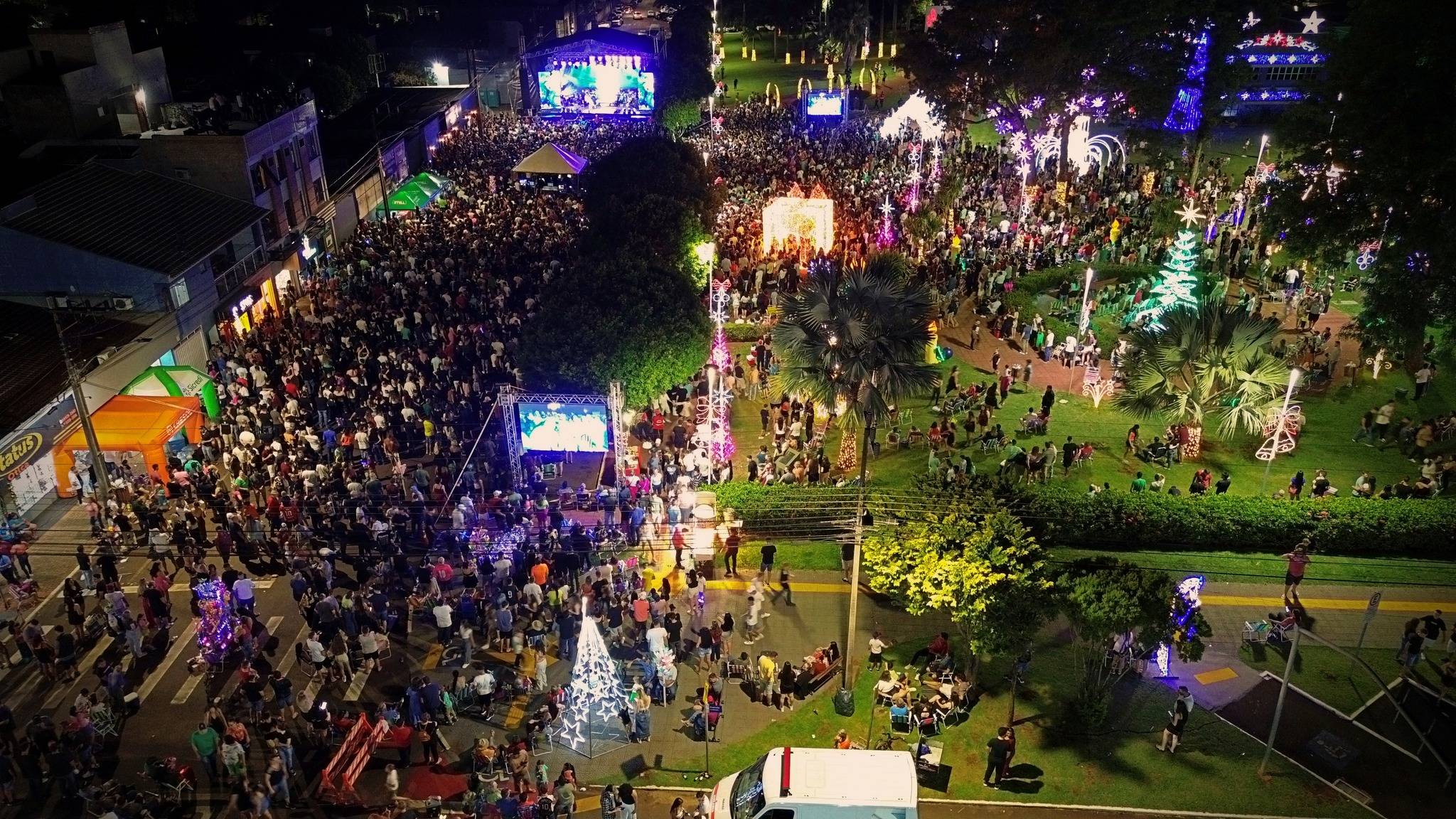 Milhares de pessoas se encantam com show de Simone Mendes em Itaipulândia