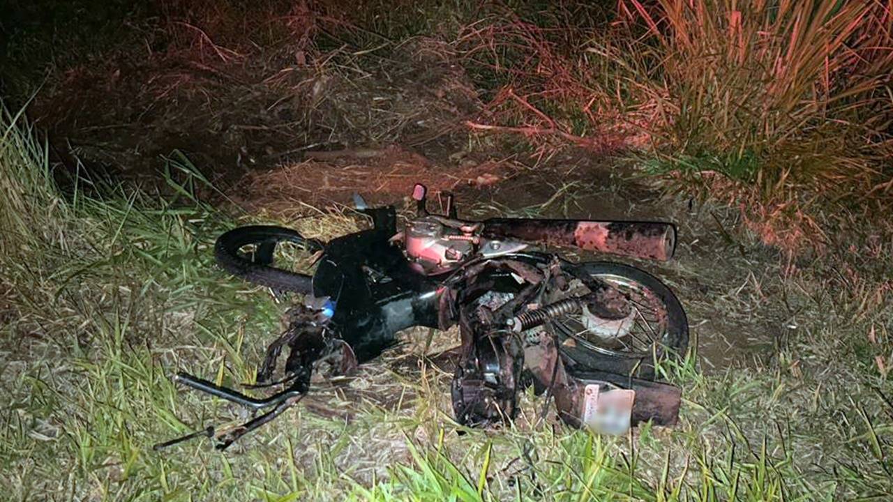 Colisão frontal entre carro e moto deixa pai e filho mortos na BR-272 no Paraná