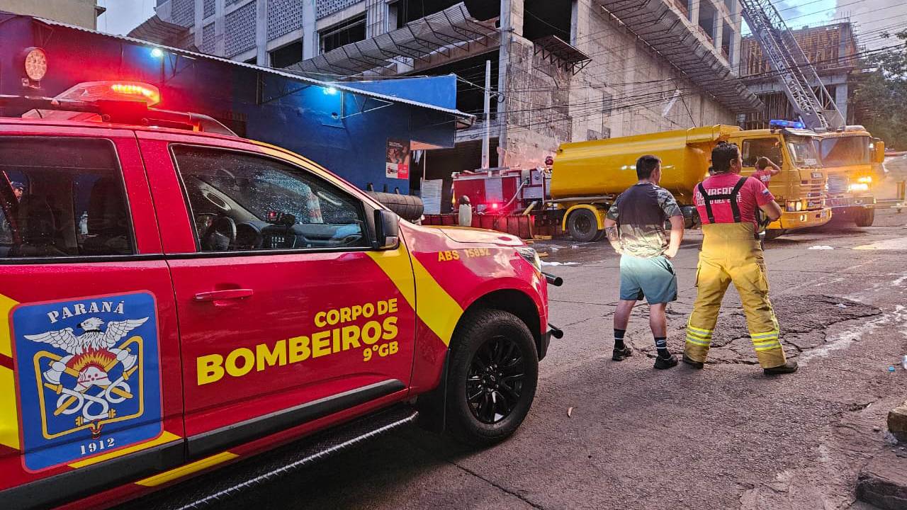 Bombeiros do Paraná ajudam a combater incêndio de grandes proporções no Paraguai