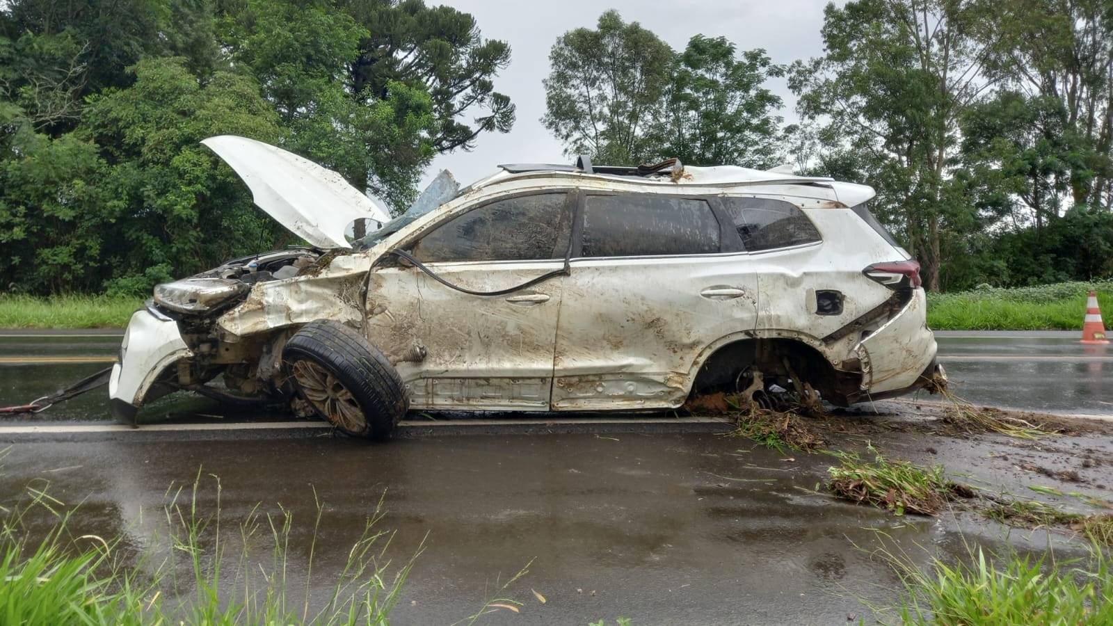 Carro com família de Corbélia se envolve em capotamento na BR-373 em Ponta Grossa