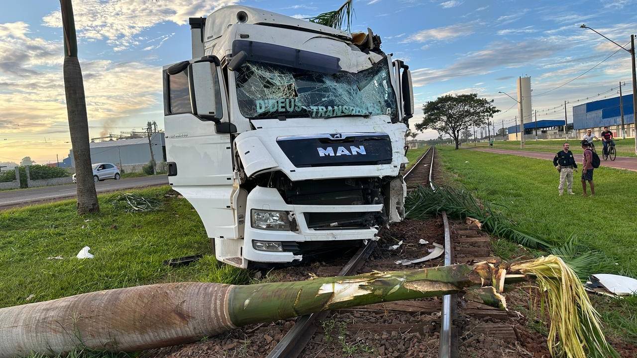 Caminhoneiro se acidenta na BR-369, derruba coqueiro e danifica linha férrea no Paraná