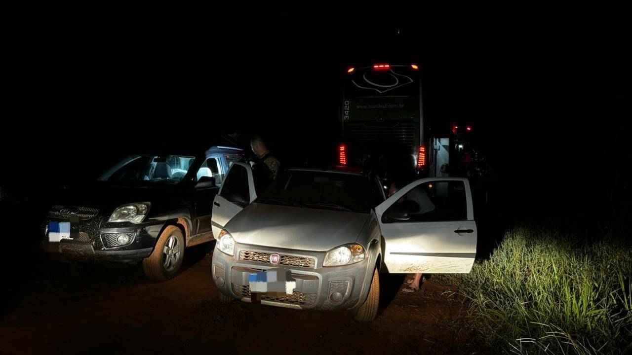 Criminosos assaltam ônibus de transporte de passageiros na BR-369, em Mamborê