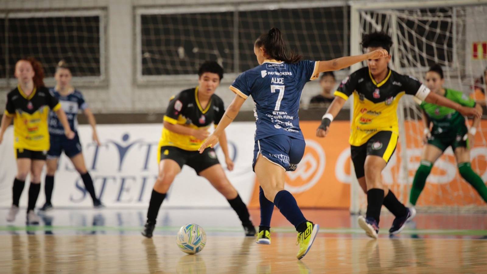 Stein Cascavel vence Cianorte na estreia da Liga Feminina de Futsal