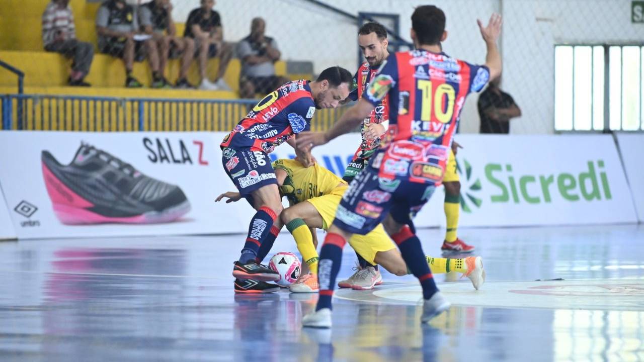 Com uma das melhores defesa do campeonato, Cascavel Futsal encara Praia Clube, em casa, pela LNF