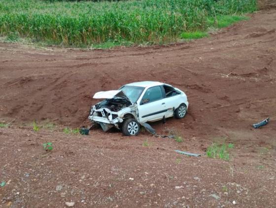 Motorista perde controle na PR-484 e cai em barranco em Três Barras do Paraná