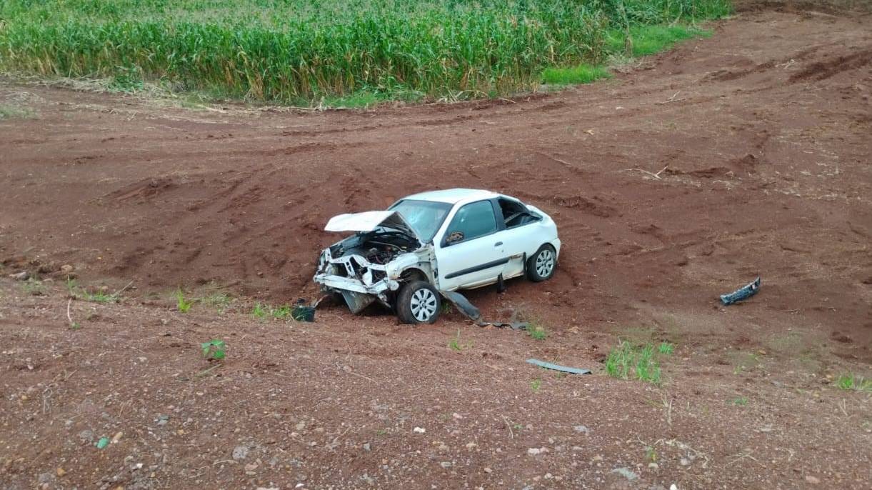 Motorista perde controle na PR-484 e cai em barranco em Três Barras do Paraná