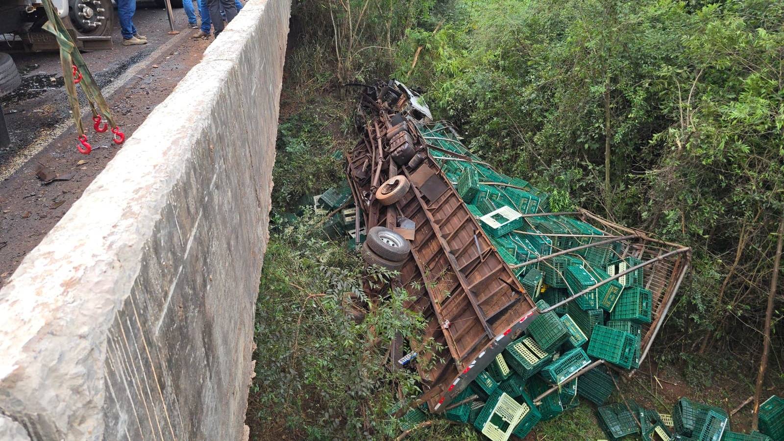 Caminhão com frangos caí da Ponte do Rio Guaçu em Nova Santa Rosa