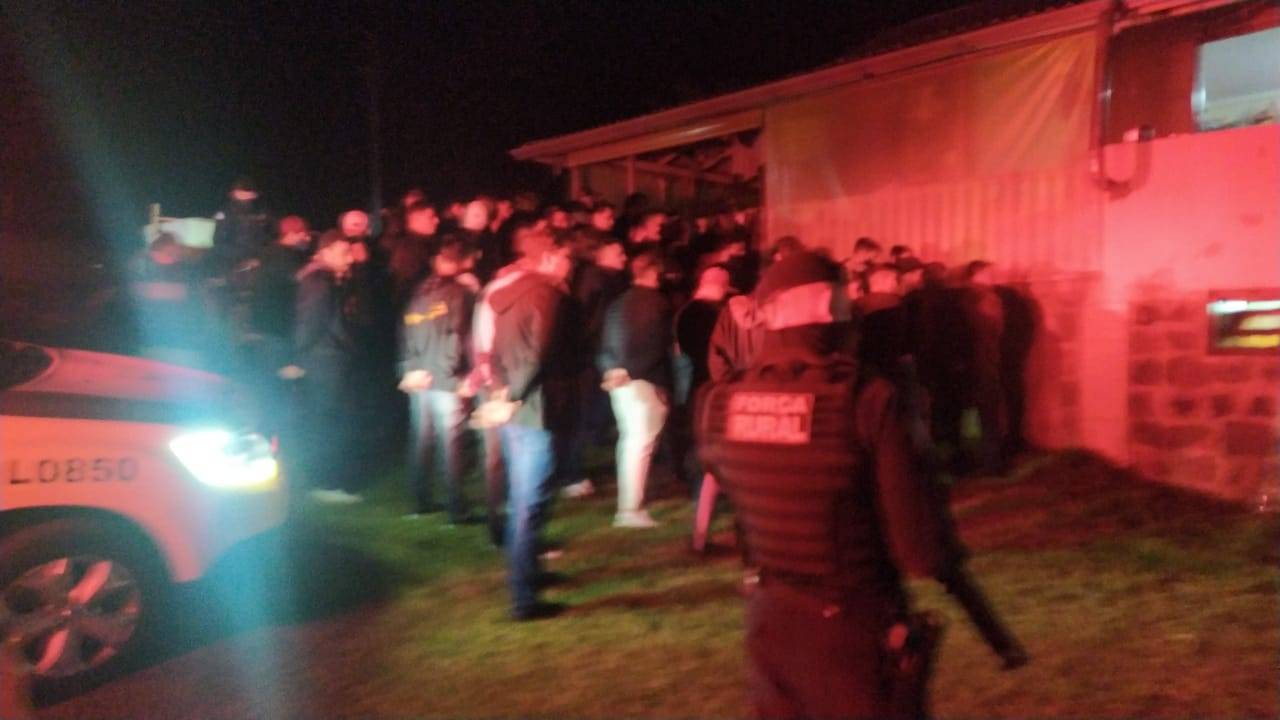 Policia Militar encerra festa clandestina na BR-369 com mais de 150 pessoas