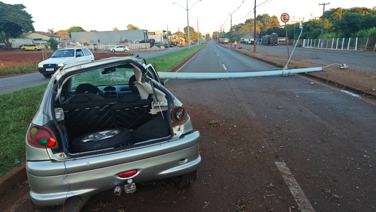 Carro colide com poste na PR-317 em Toledo