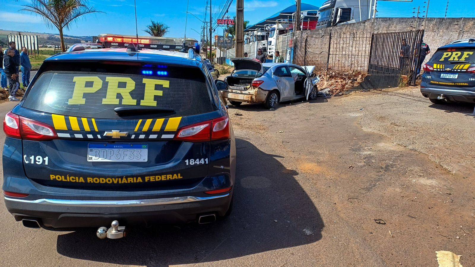 PRF apreende mais de 245 kg de maconha, recupera carro roubado e prende suspeito após perseguição