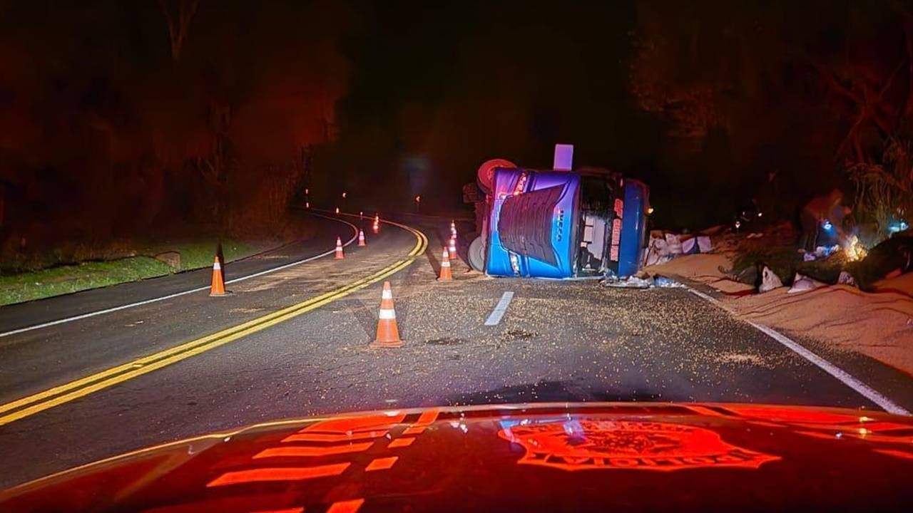 Carga de Soja é saqueada após tombamento de caminhão na BR-277 em Laranjeiras do Sul