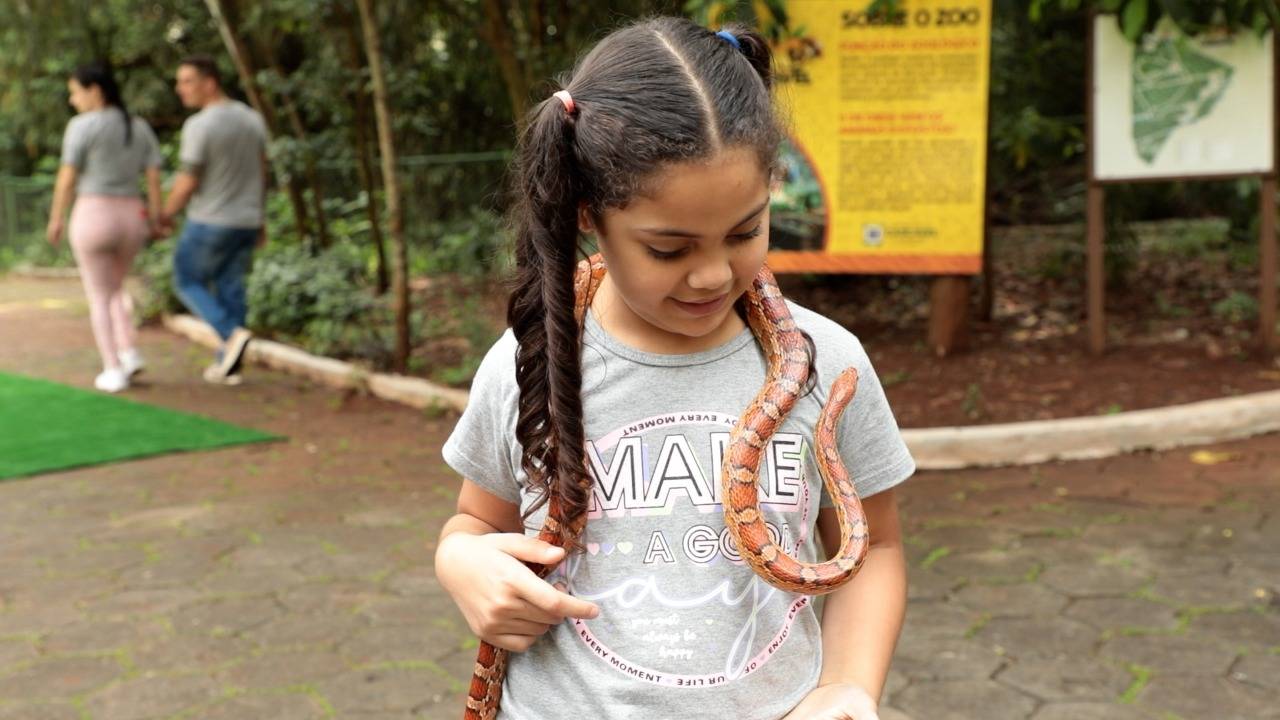 Crianças se divertem e aprendem sobre preservação ambiental no Zoo de Cascavel