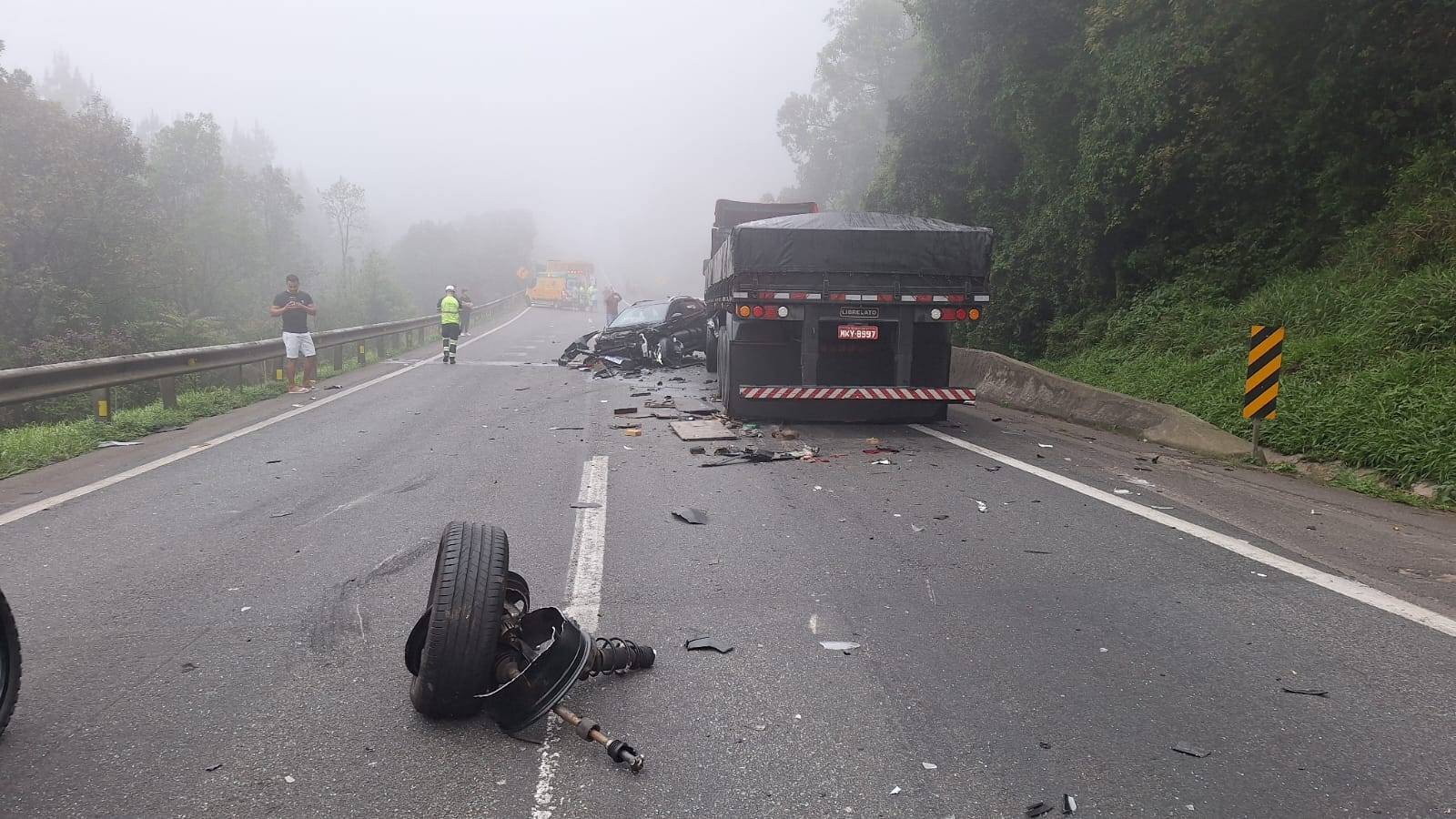 BR-376: Engavetamento com múltiplos veículos interdita rodovia na região de Curitiba