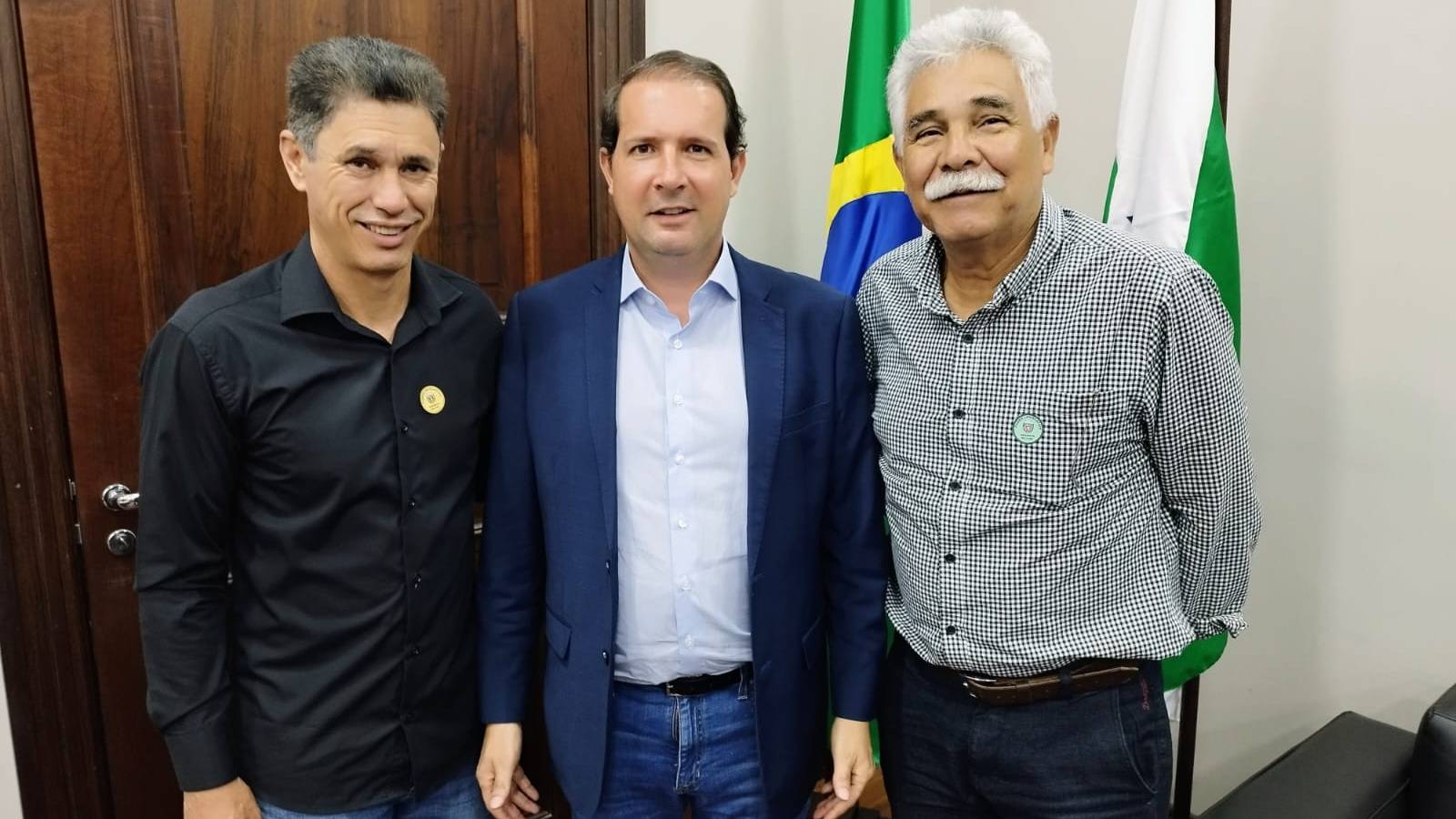 Prefeito de Catanduvas discute projeto de recuperação de estradas em encontro com deputado estadual